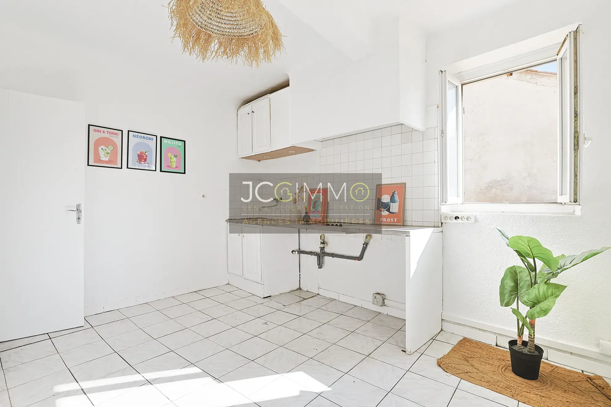 Lot de 3 appartements à rénover avec vue exceptionnelle à Pierrefeu-du-Var 