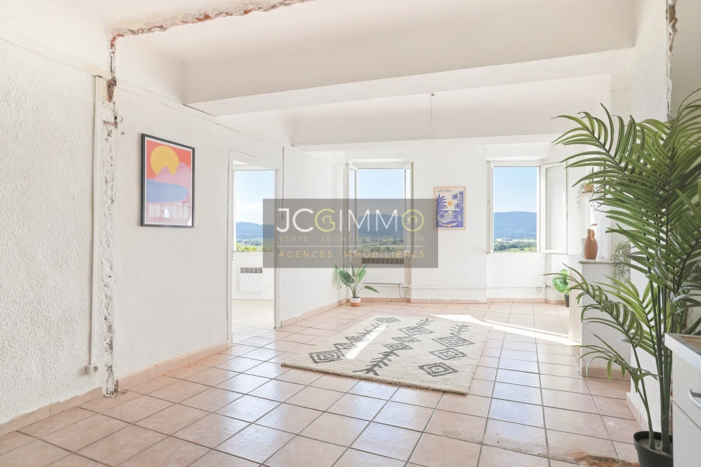 Lot de 3 appartements à rénover avec vue exceptionnelle à Pierrefeu-du-Var