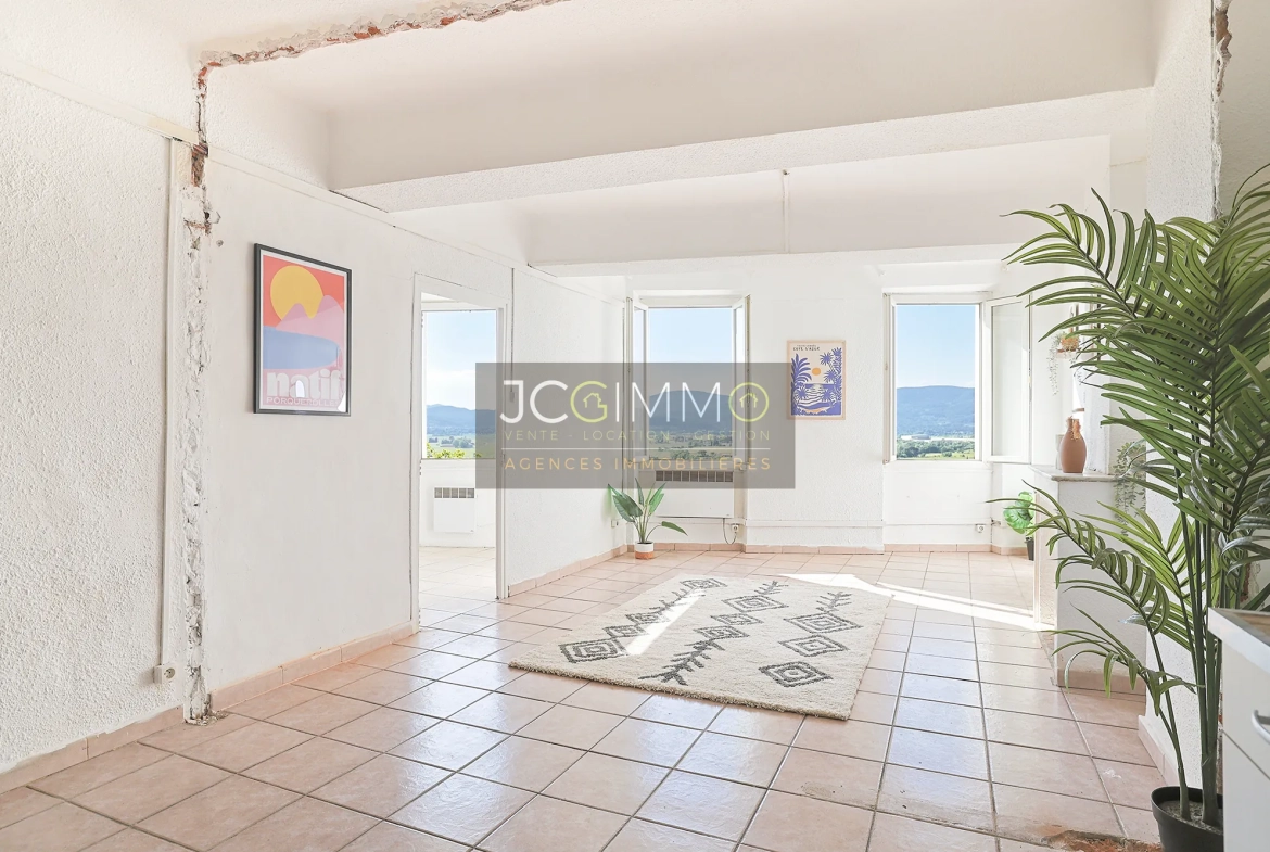 Lot de 3 appartements à rénover avec vue exceptionnelle à Pierrefeu-du-Var 