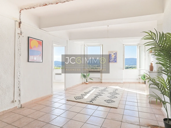 Lot de 3 appartements à rénover avec vue exceptionnelle à Pierrefeu-du-Var