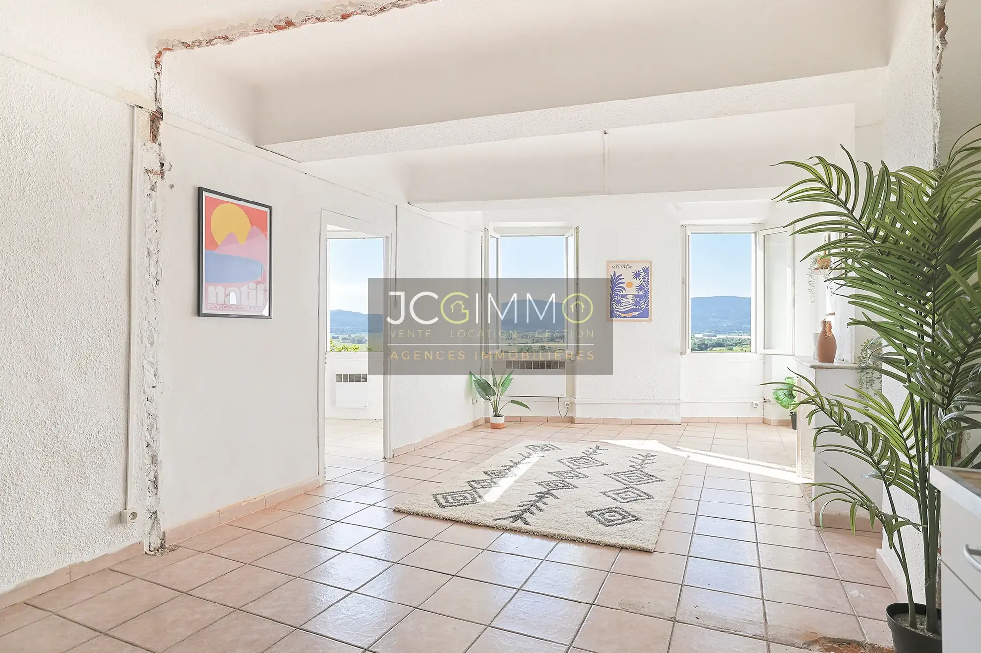 Lot de 3 appartements à rénover avec vue exceptionnelle à Pierrefeu-du-Var 
