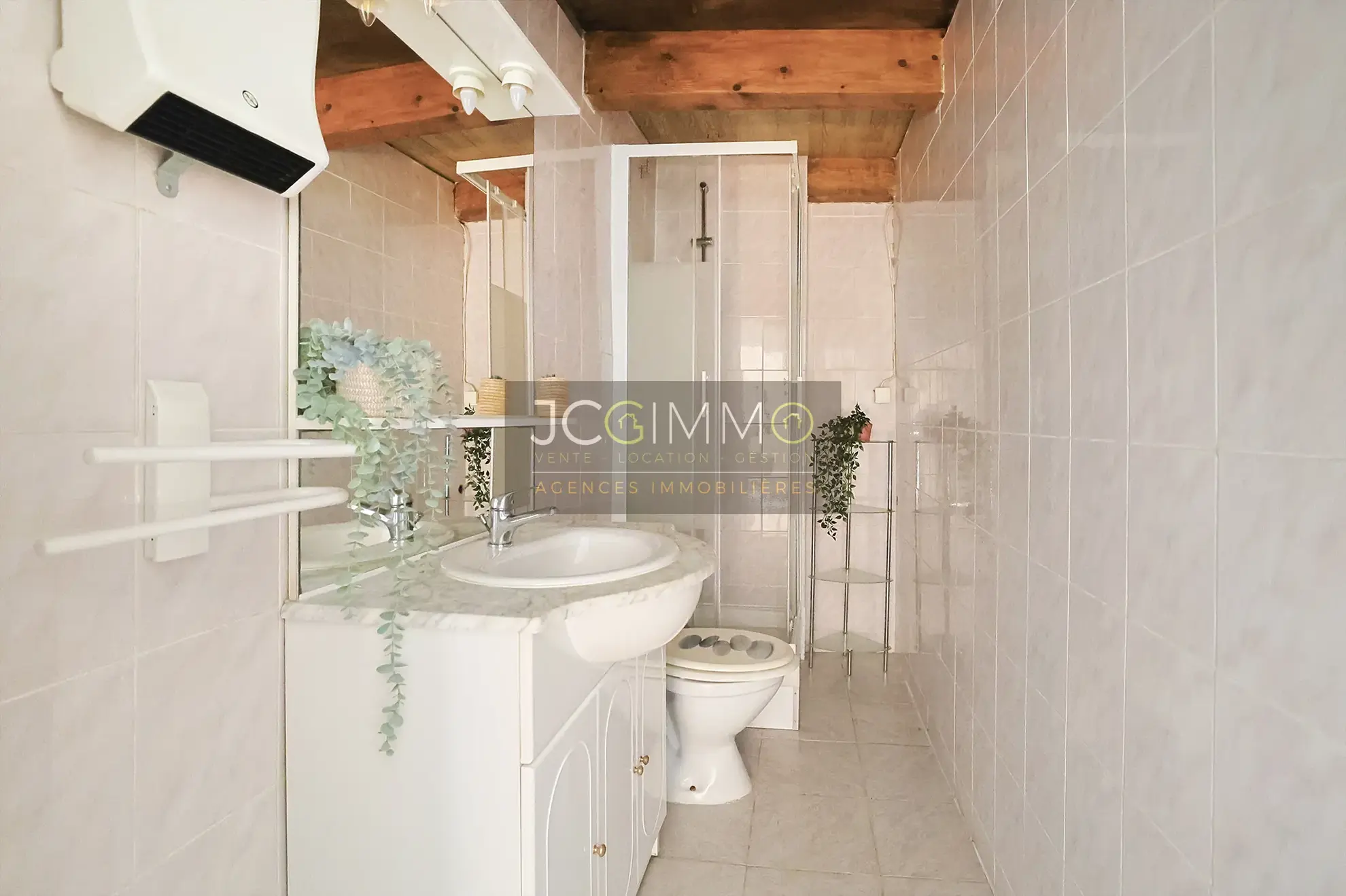 Lot de 3 appartements à rénover avec vue exceptionnelle à Pierrefeu-du-Var 