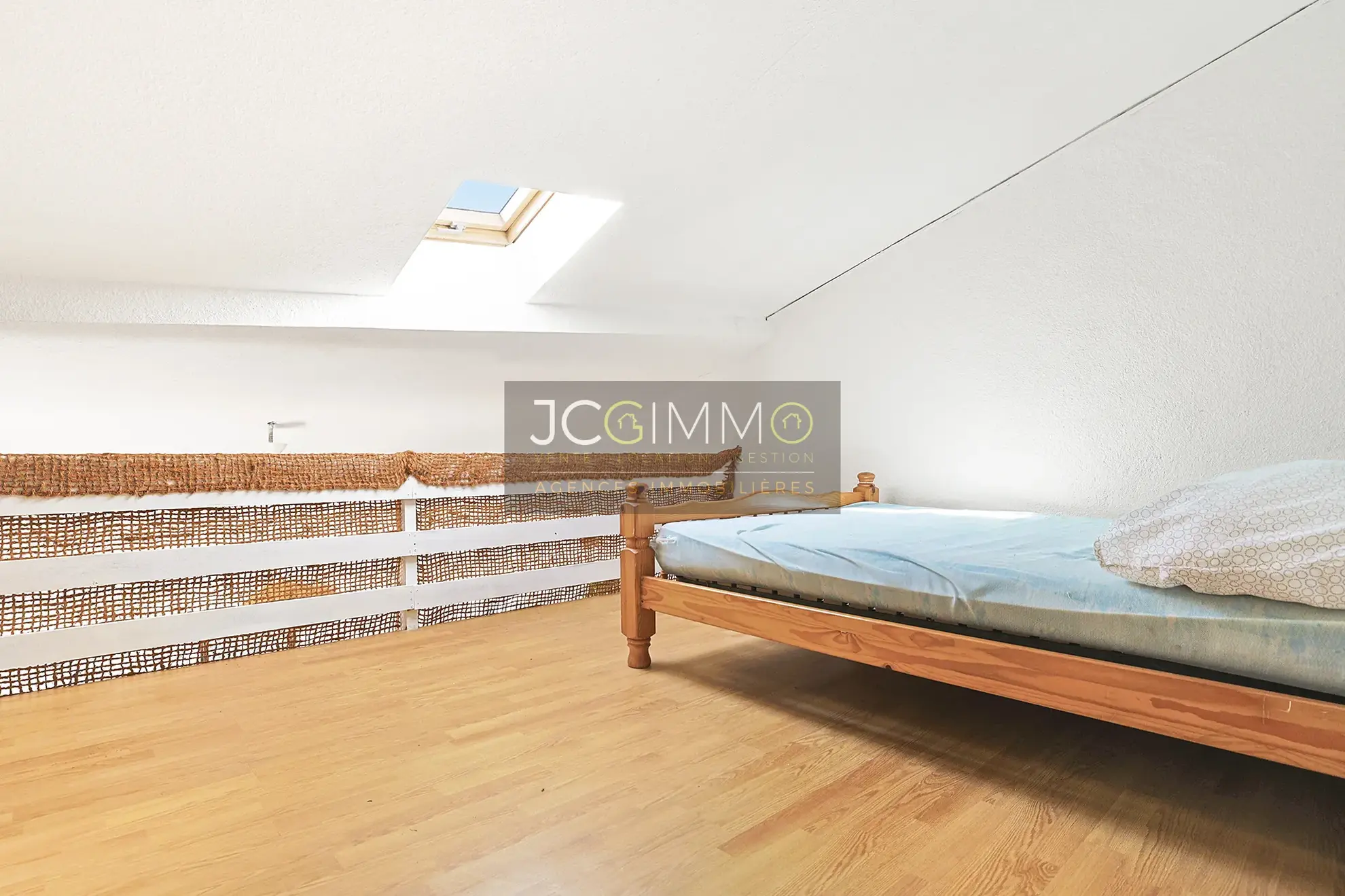 Lot de 3 appartements à rénover avec vue exceptionnelle à Pierrefeu-du-Var 