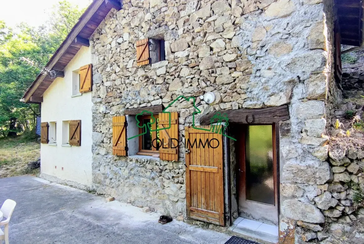 Maison de 50 m² avec terrain arboré à Joannas, idéal nature 