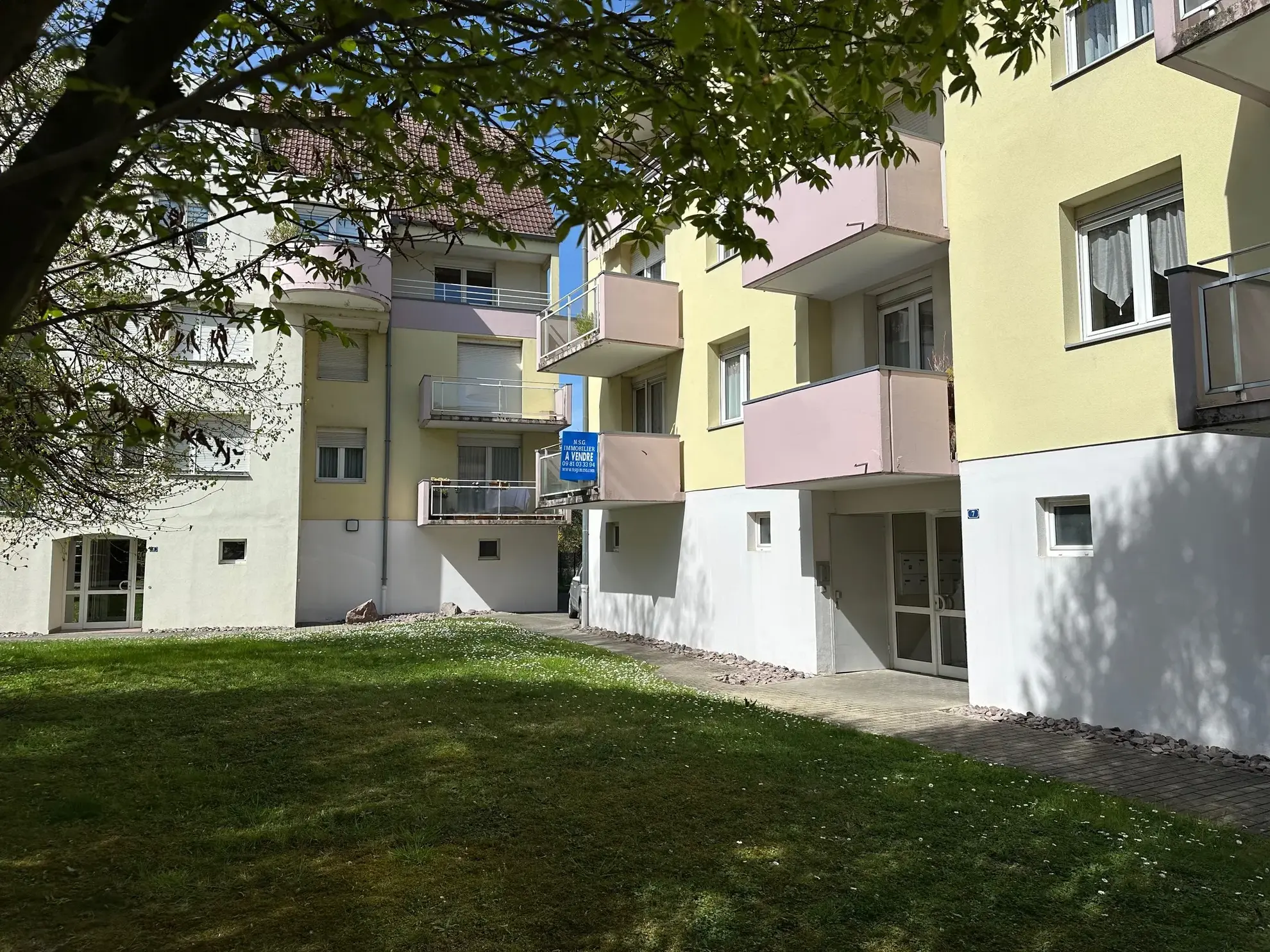 Appartement 2 pièces à vendre à Strasbourg Neuhof avec balcon, cave et parking 