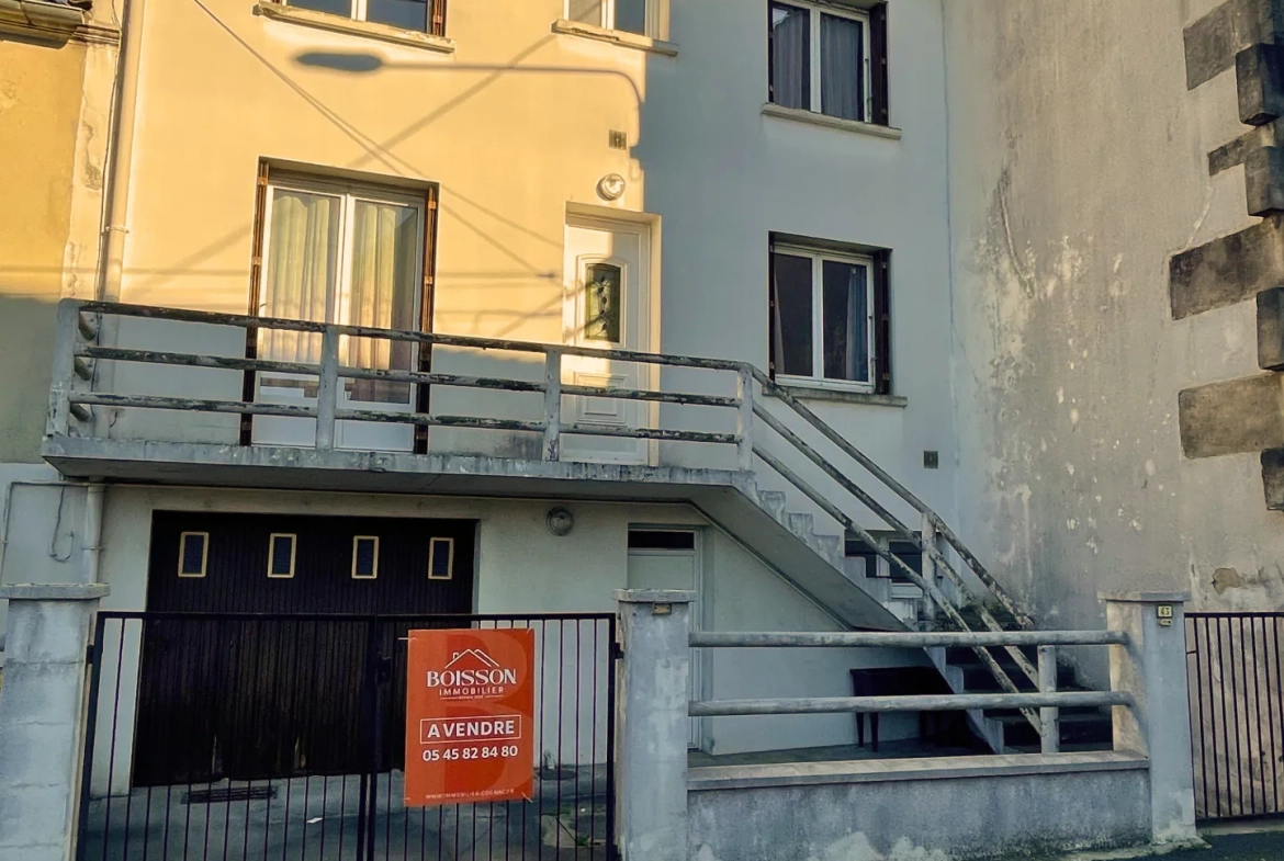 Maison rénovée à Cognac avec cour, garage et orientation sud 