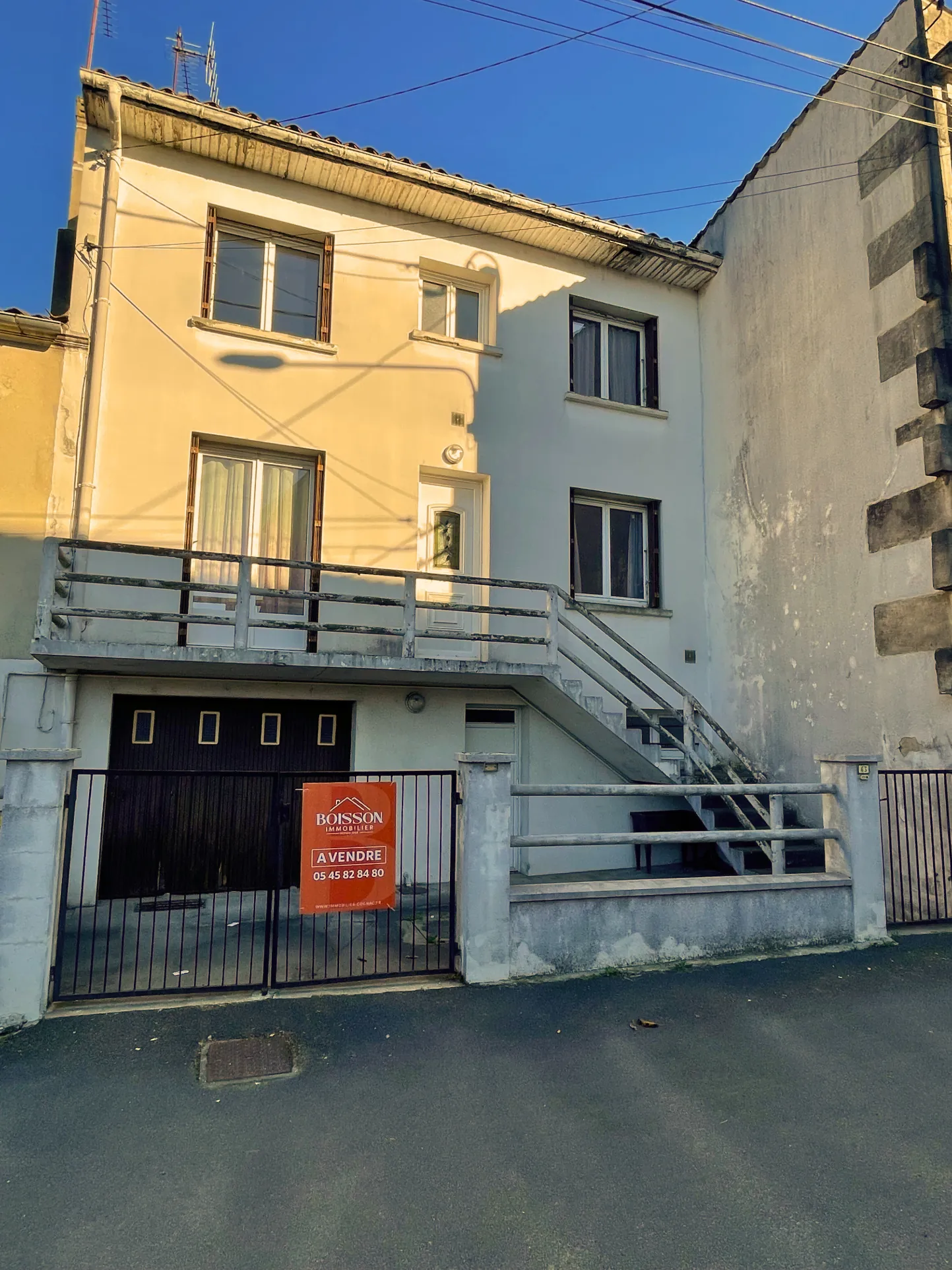 Maison rénovée à Cognac avec cour, garage et orientation sud 