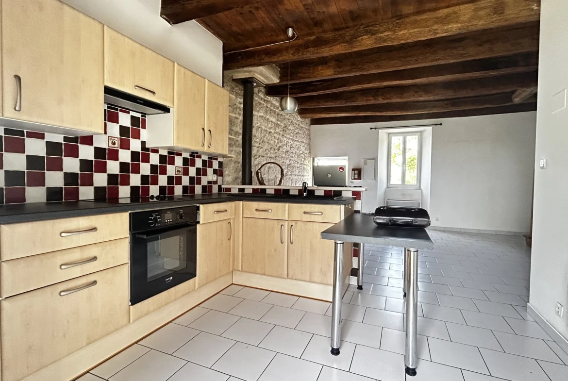 Maison en Pierre à Sansais - Jardin et Terrasse, 2 Chambres, À Vendre 