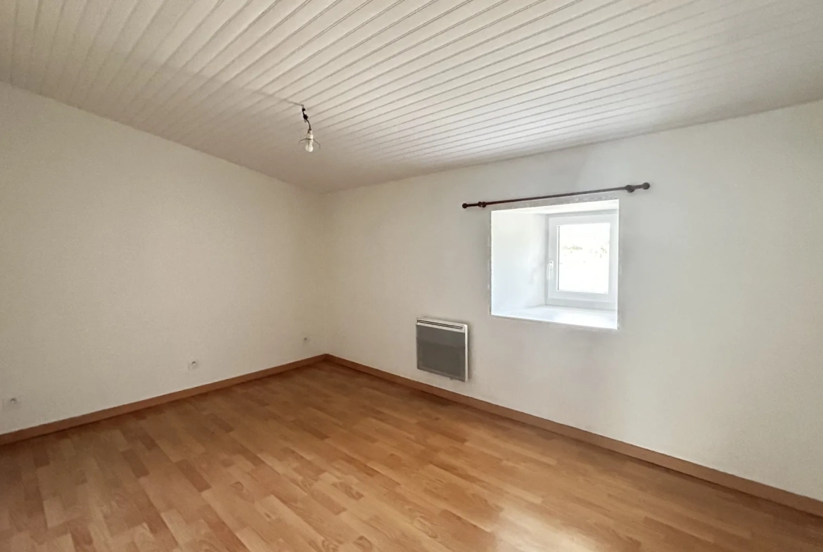 Maison en Pierre à Sansais - Jardin et Terrasse, 2 Chambres, À Vendre 