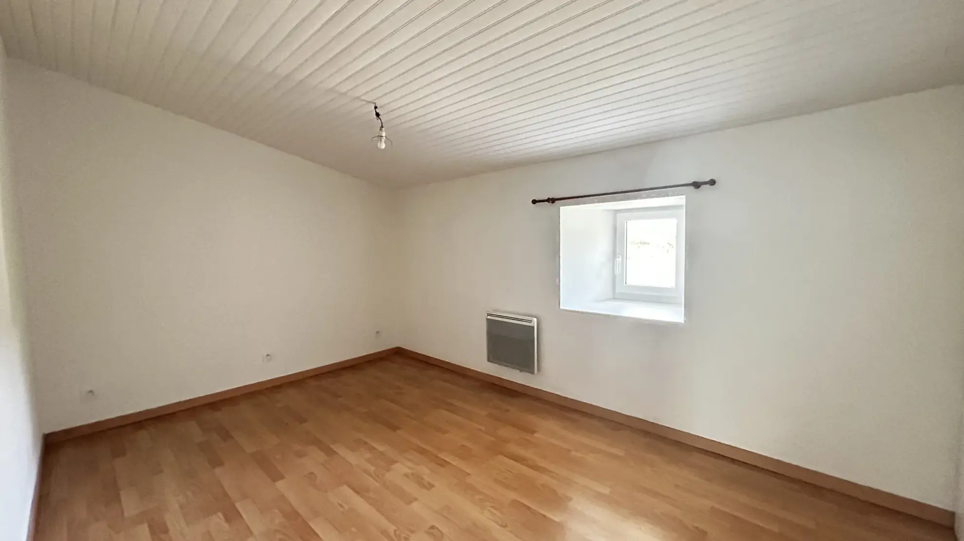 Maison en Pierre à Sansais - Jardin et Terrasse, 2 Chambres, À Vendre 