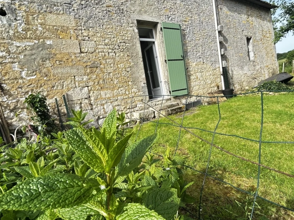 Maison en Pierre à Sansais - Jardin et Terrasse, 2 Chambres, À Vendre