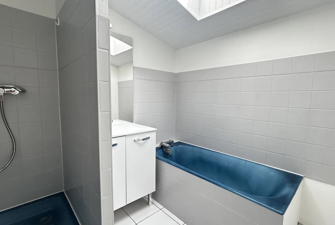 Maison en Pierre à Sansais - Jardin et Terrasse, 2 Chambres, À Vendre 