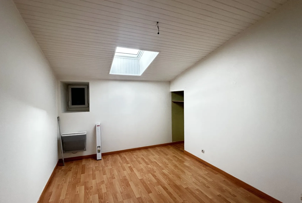 Maison en Pierre à Sansais - Jardin et Terrasse, 2 Chambres, À Vendre 