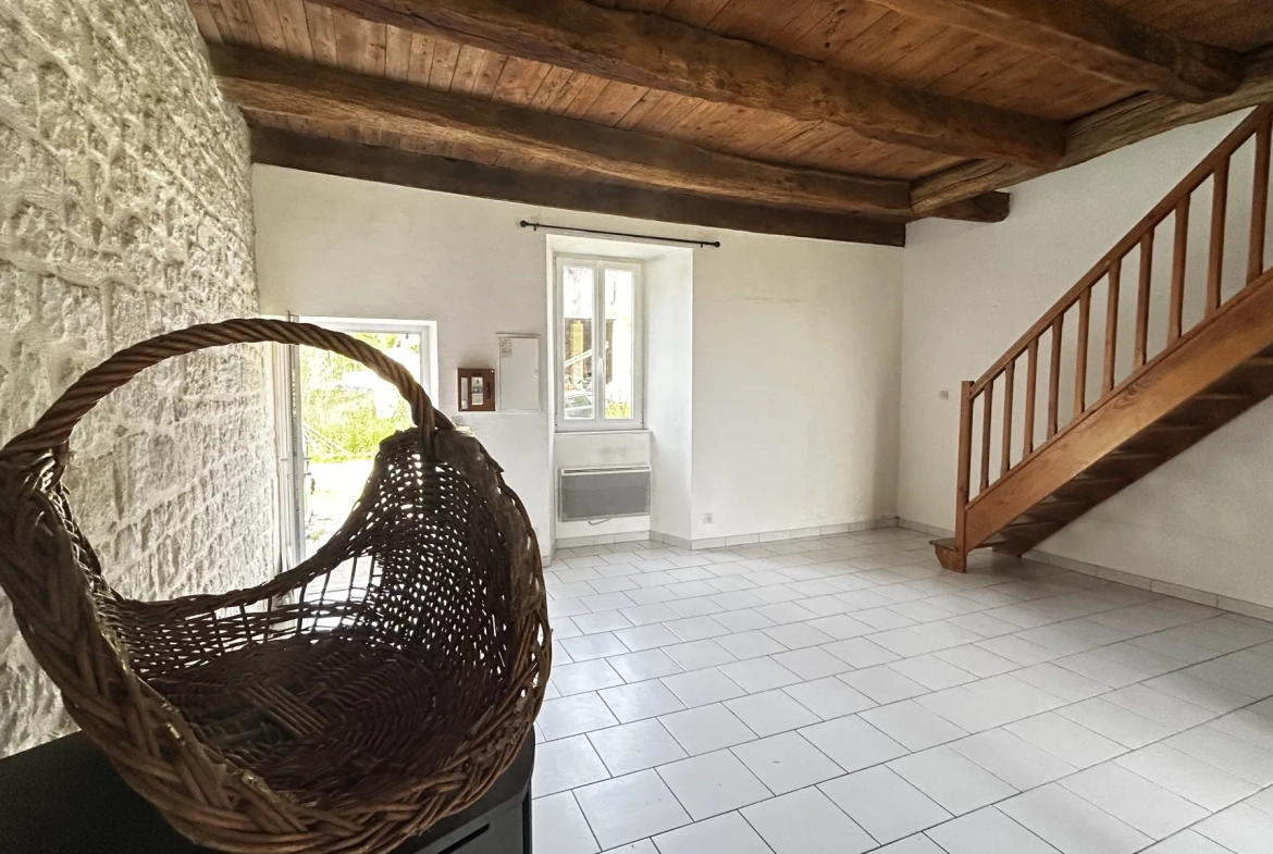 Maison en Pierre à Sansais - Jardin et Terrasse, 2 Chambres, À Vendre 