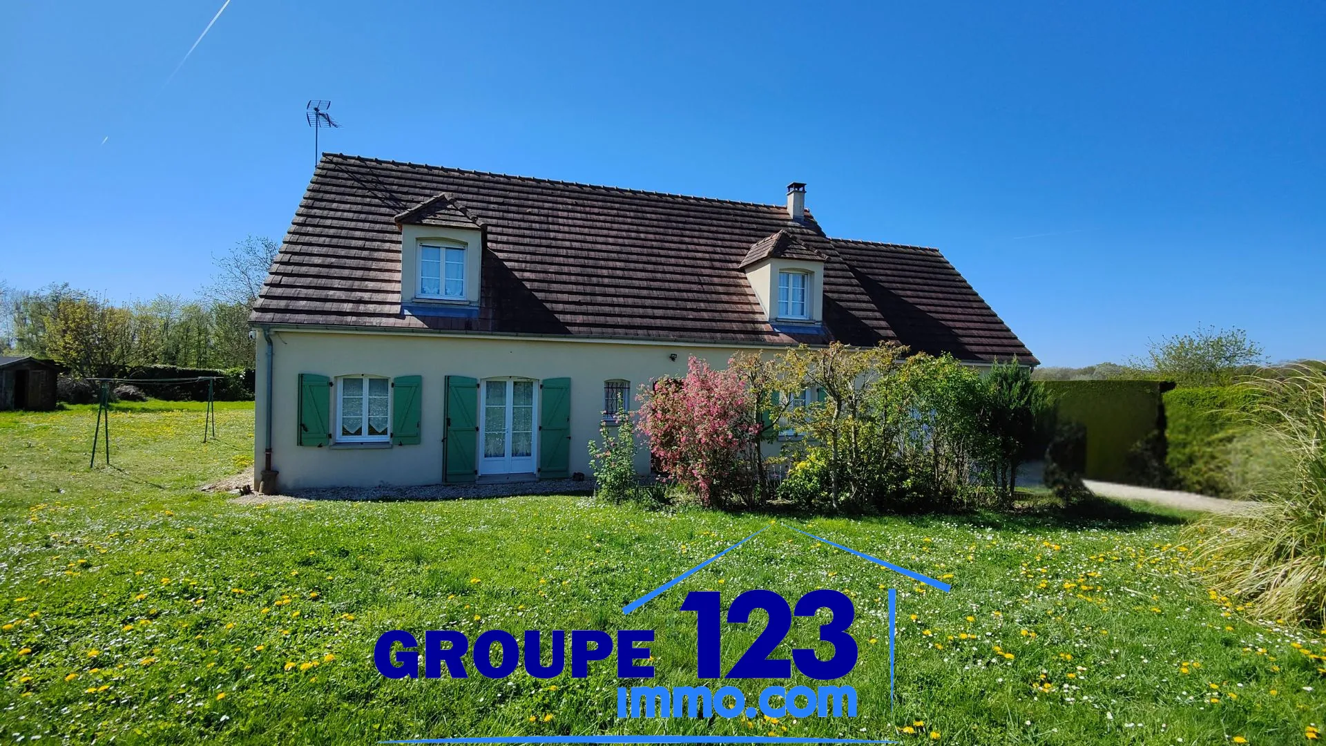 Maison familiale lumineuse avec jardin, garage et chalet en HauteVive - Quartier paisible 