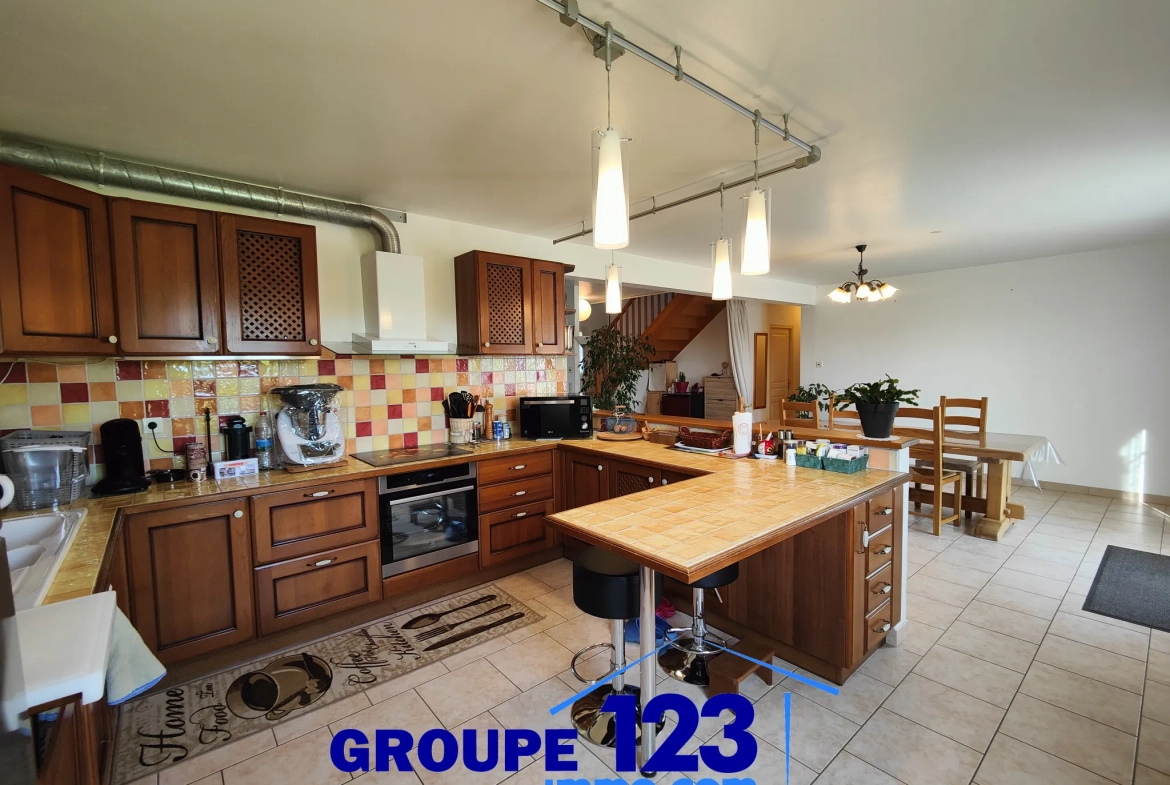 Maison familiale lumineuse avec jardin, garage et chalet en HauteVive - Quartier paisible 