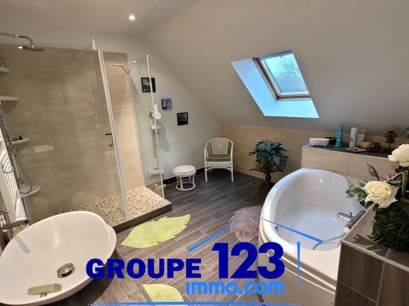 Maison familiale lumineuse avec jardin, garage et chalet en HauteVive - Quartier paisible 