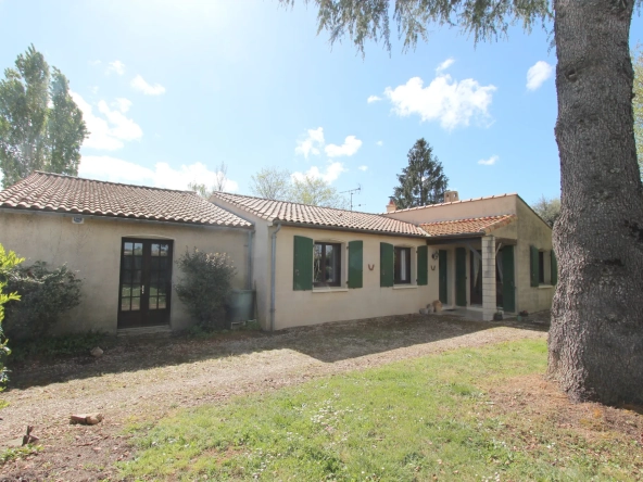Maison de plain-pied avec jardin, garage et dépendance à Niort en exclusivité