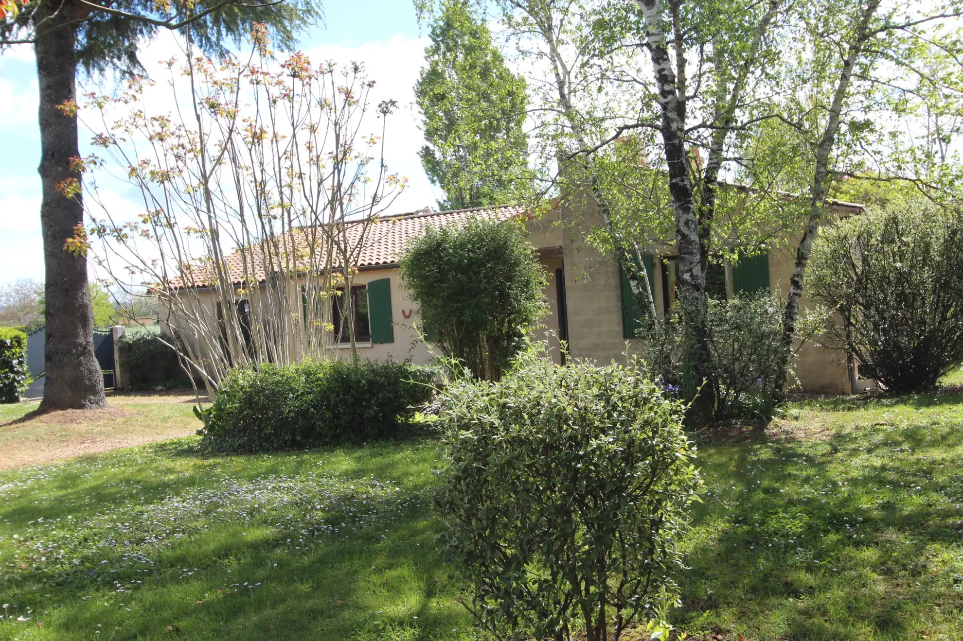 Maison de plain-pied avec jardin, garage et dépendance à Niort en exclusivité 