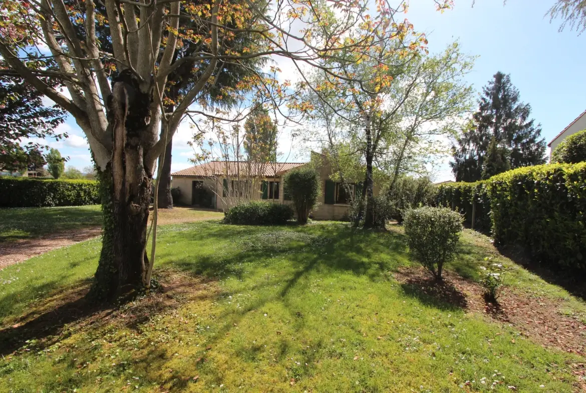 Maison de plain-pied avec jardin, garage et dépendance à Niort en exclusivité 