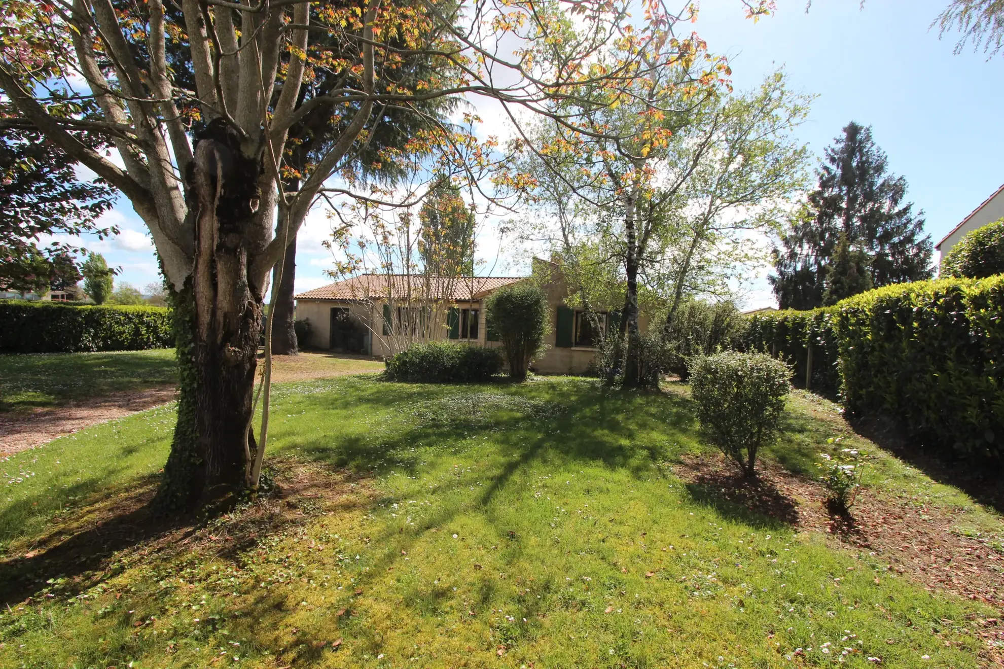 Maison de plain-pied avec jardin, garage et dépendance à Niort en exclusivité 