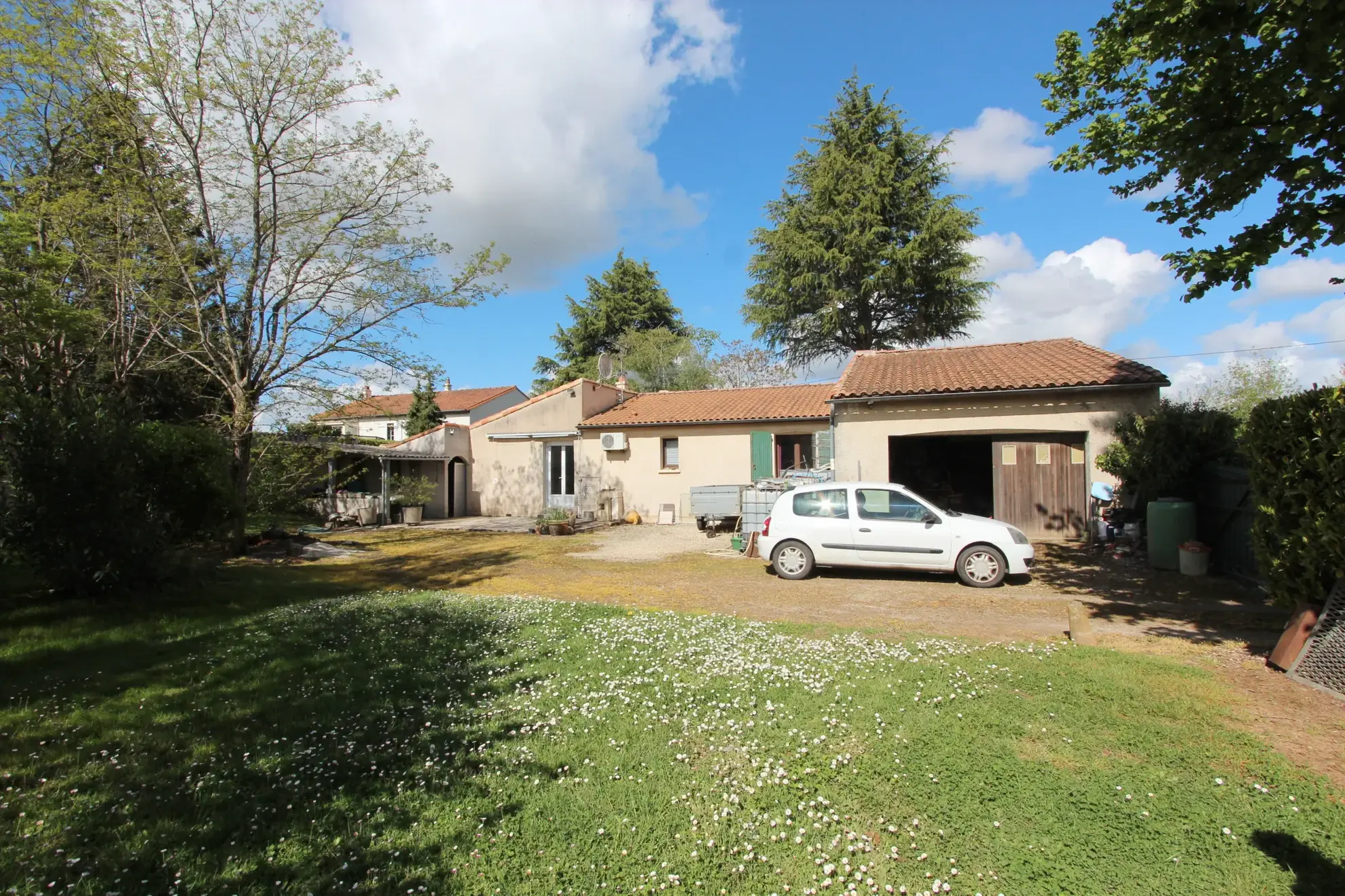 Maison de plain-pied avec jardin, garage et dépendance à Niort en exclusivité 