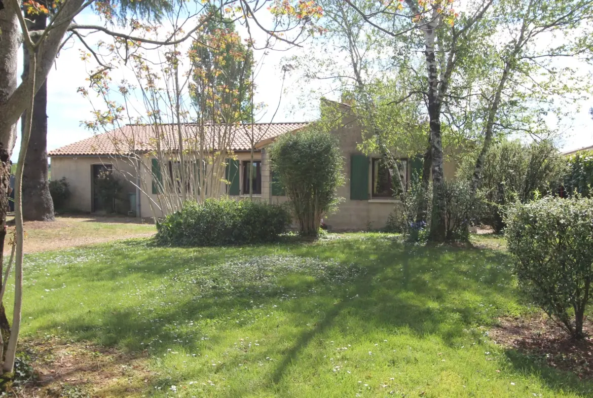 Maison de plain-pied avec jardin, garage et dépendance à Niort en exclusivité 