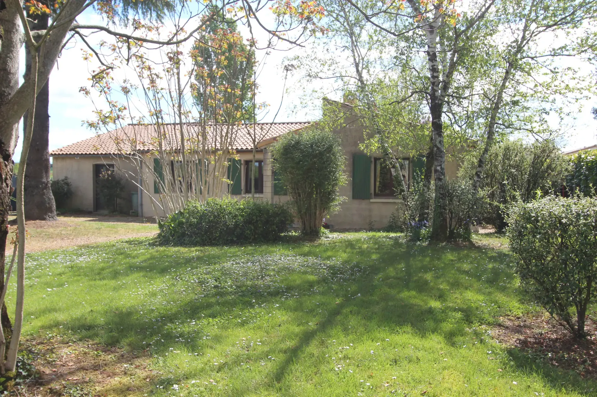 Maison de plain-pied avec jardin, garage et dépendance à Niort en exclusivité 