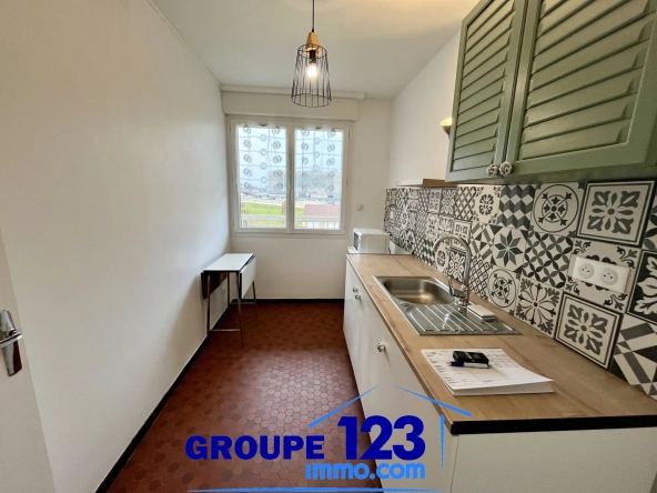 Studio à vendre de 33 m² à Auxerre avec balcon, cave et stationnement sécurisé 
