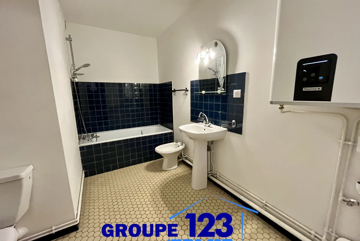 Studio à vendre de 33 m² à Auxerre avec balcon, cave et stationnement sécurisé 