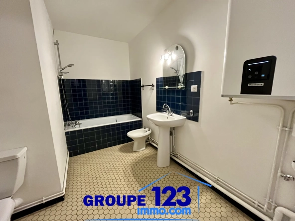 Studio à vendre de 33 m² à Auxerre avec balcon, cave et stationnement sécurisé 