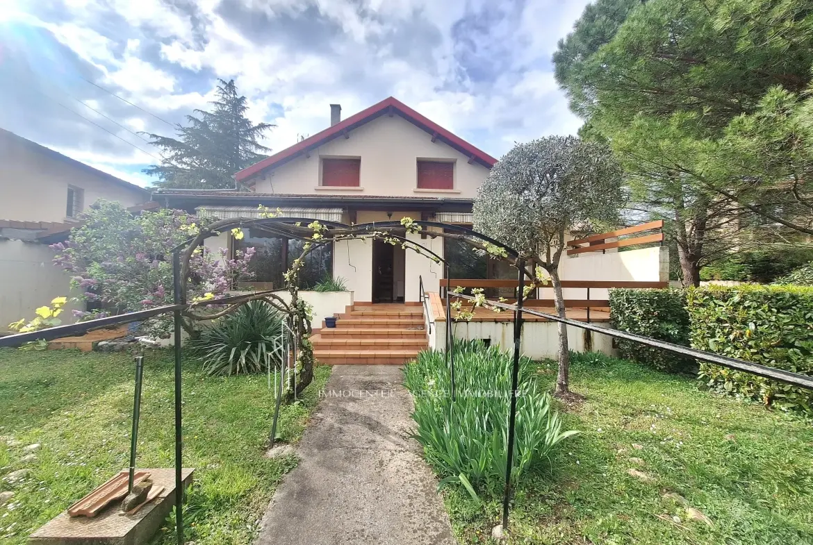 Maison à vendre de 86 m² avec jardin à Romans-sur-Isère près des commodités 
