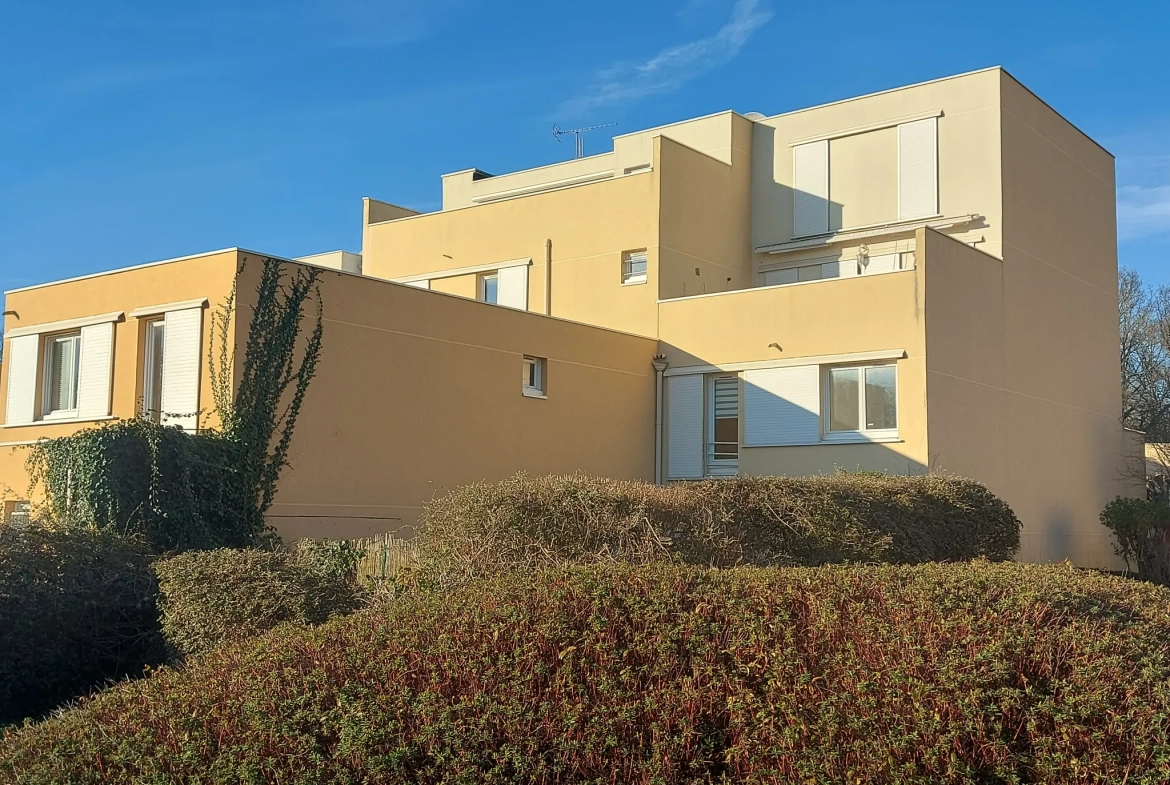 Appartement 4 pièces avec jardin et garage à Maurepas 