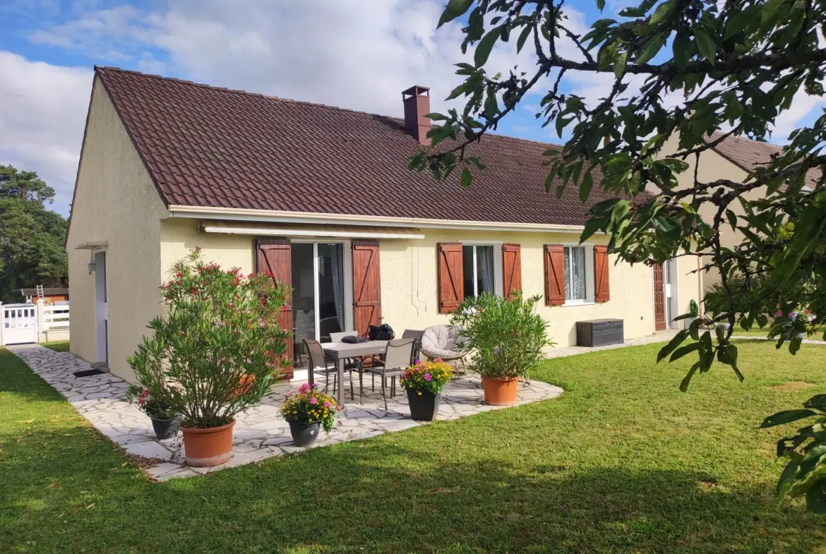 Maison de plain-pied à Sainte-Mesme avec terrain clos et garage 