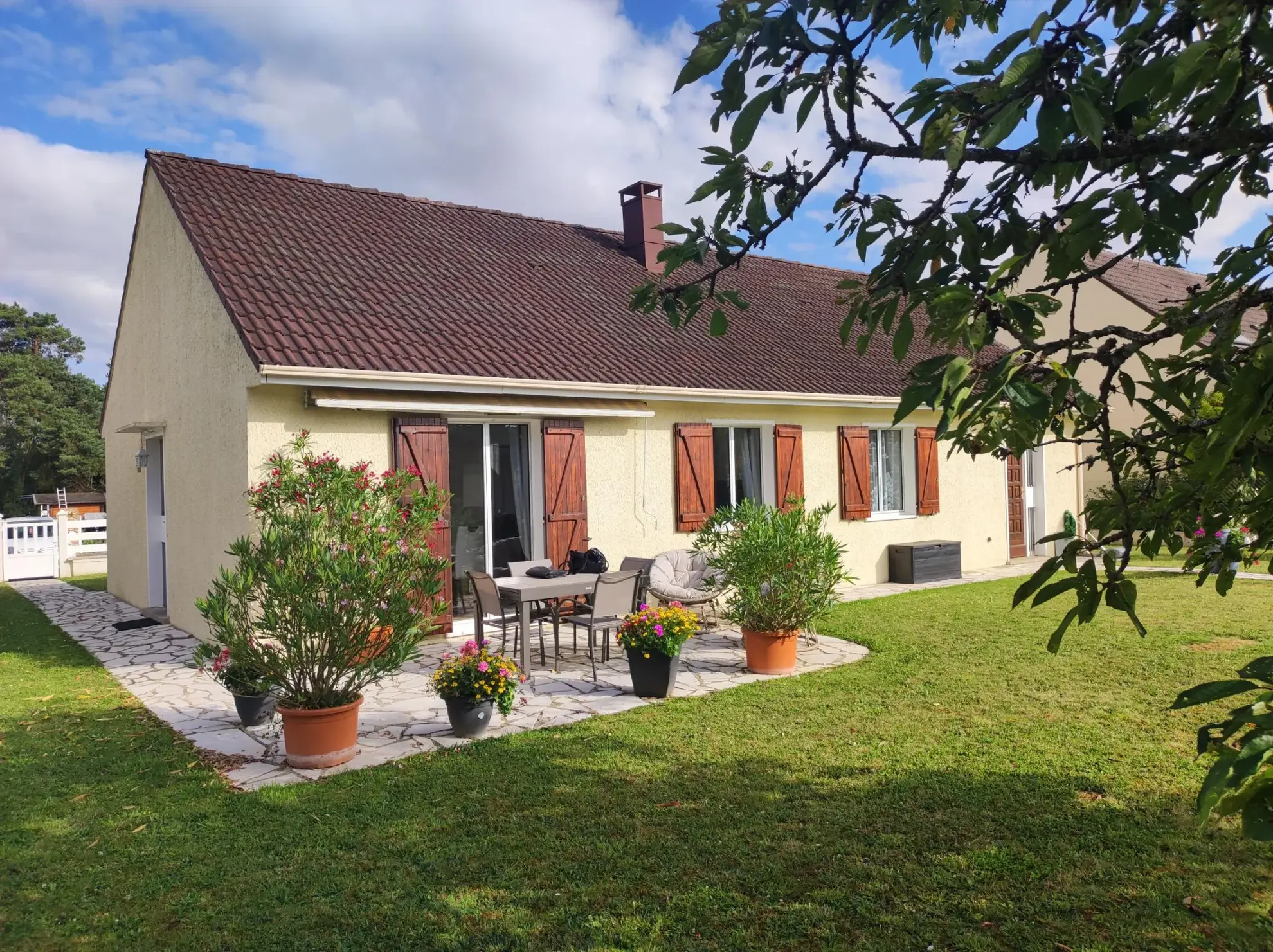 Maison de plain-pied à Sainte-Mesme avec terrain clos et garage 