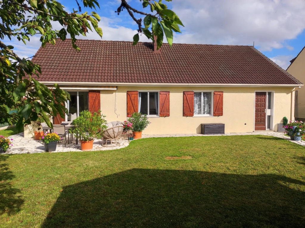 Maison de plain-pied à Sainte-Mesme avec terrain clos et garage