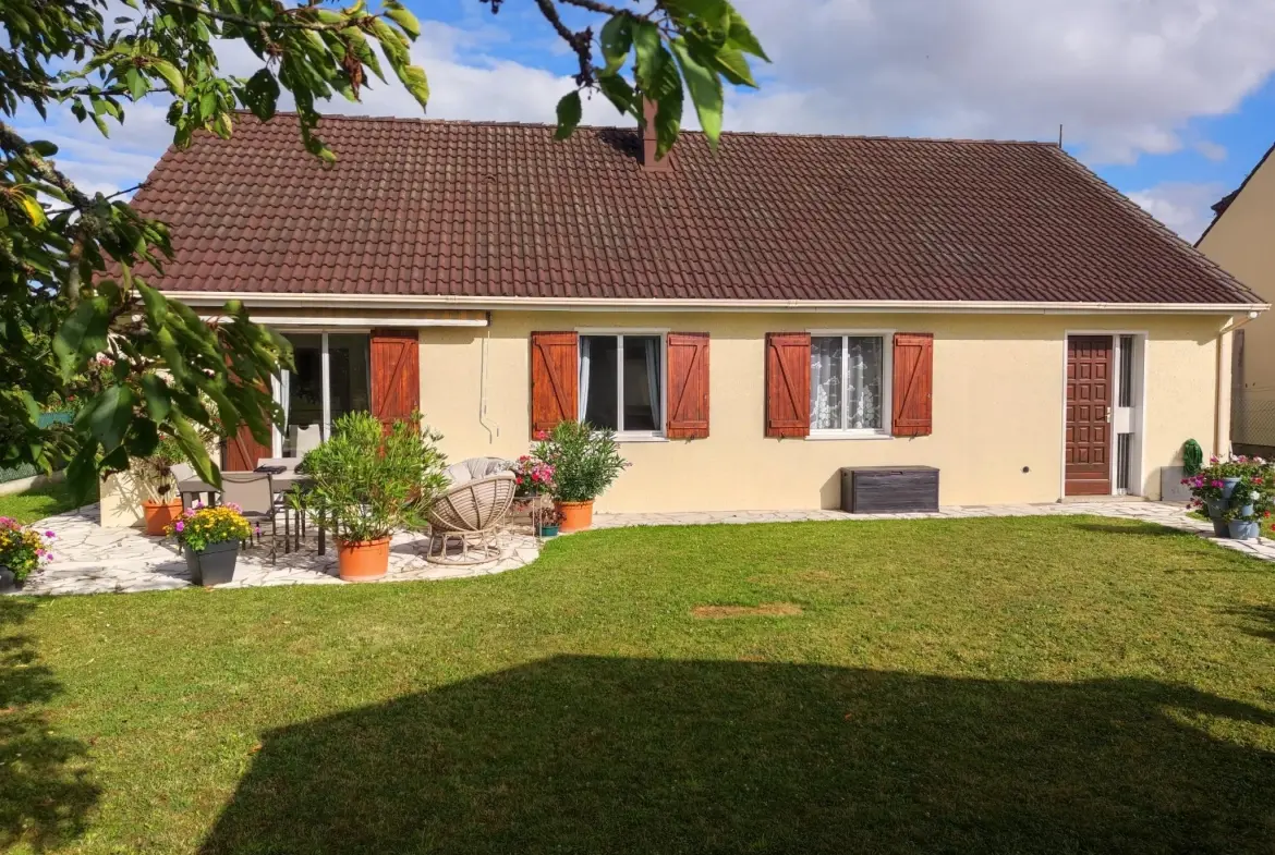Maison de plain-pied à Sainte-Mesme avec terrain clos et garage 