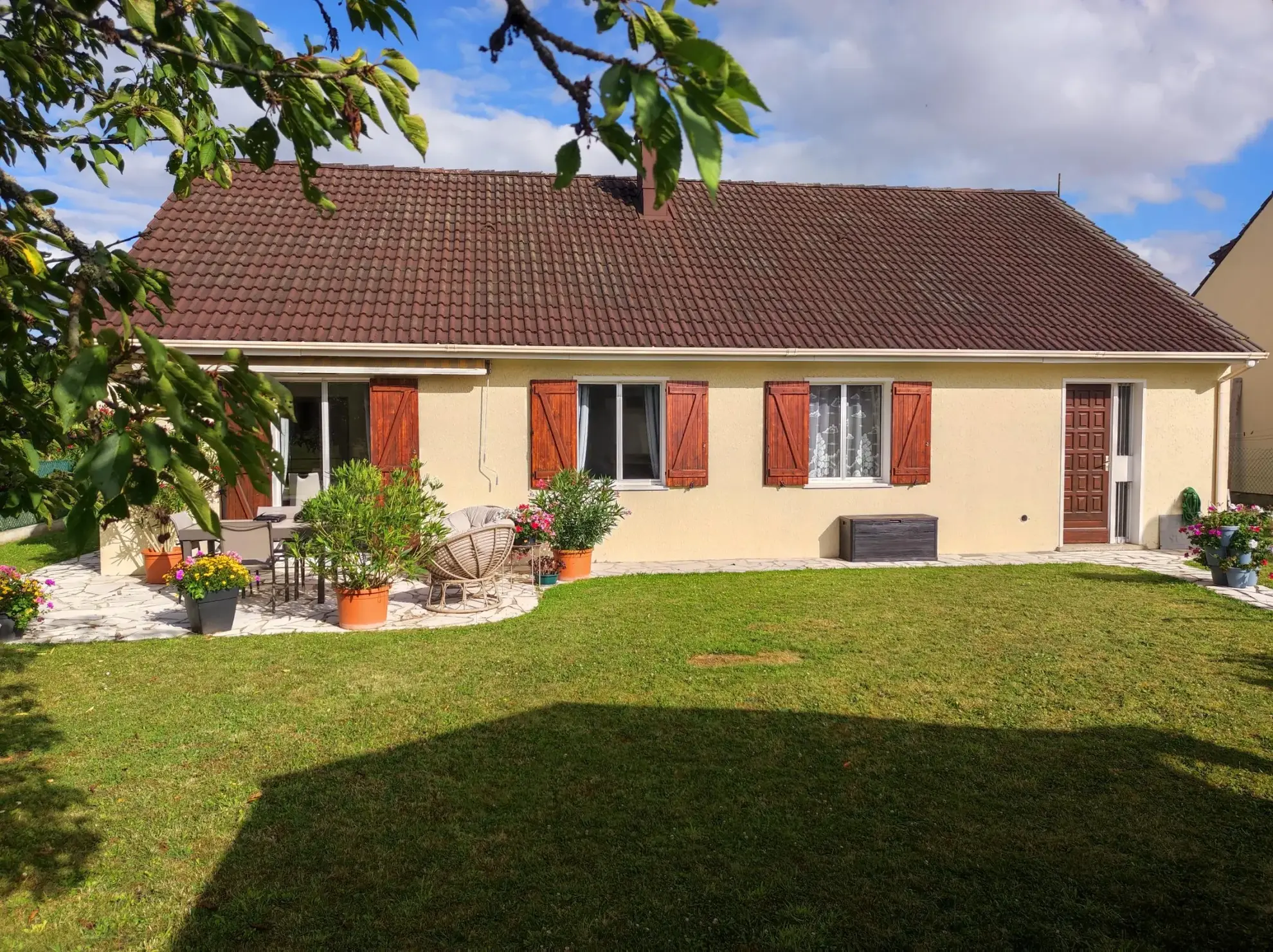 Maison de plain-pied à Sainte-Mesme avec terrain clos et garage 