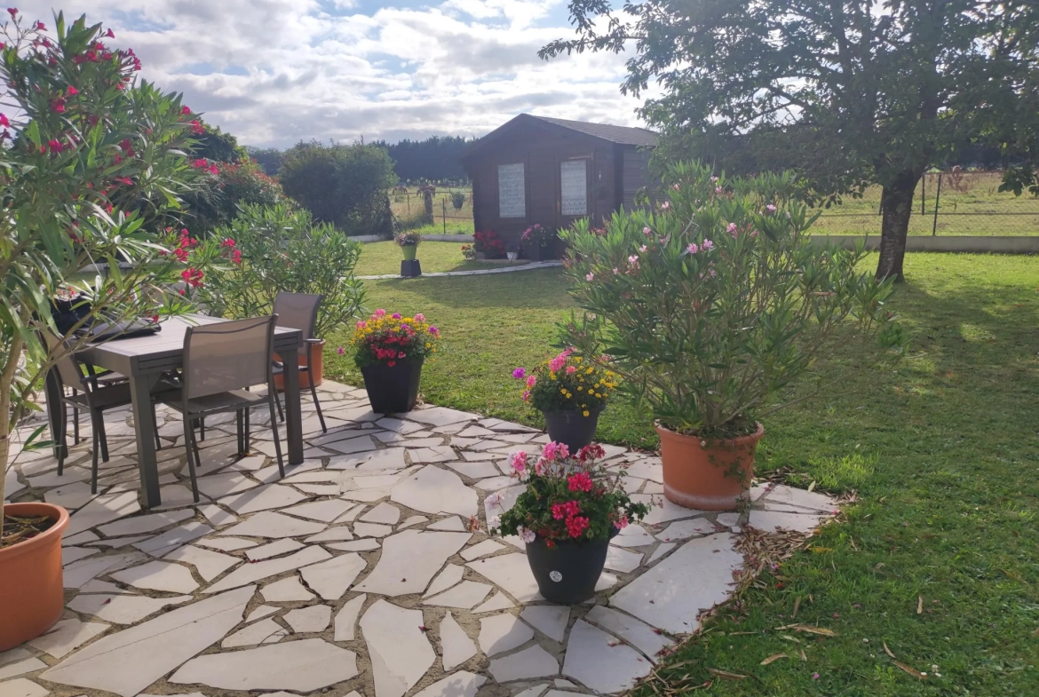 Maison de plain-pied à Sainte-Mesme avec terrain clos et garage 