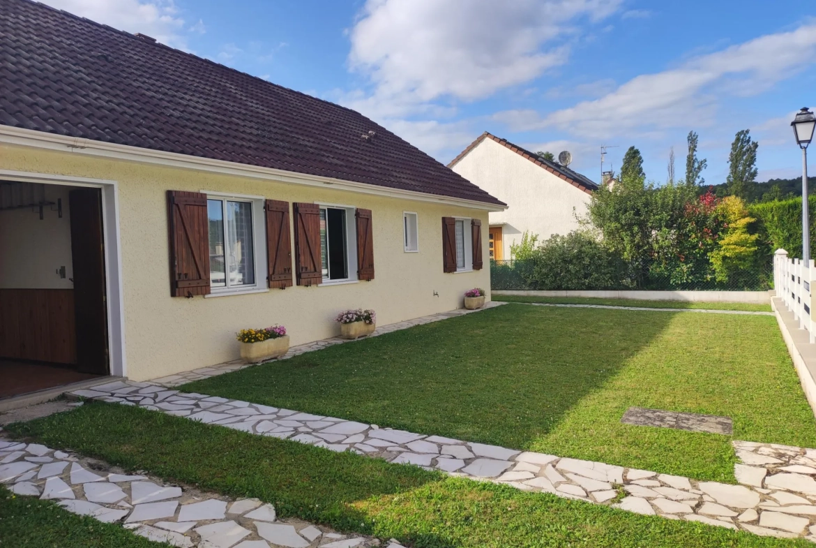Maison de plain-pied à Sainte-Mesme avec terrain clos et garage 