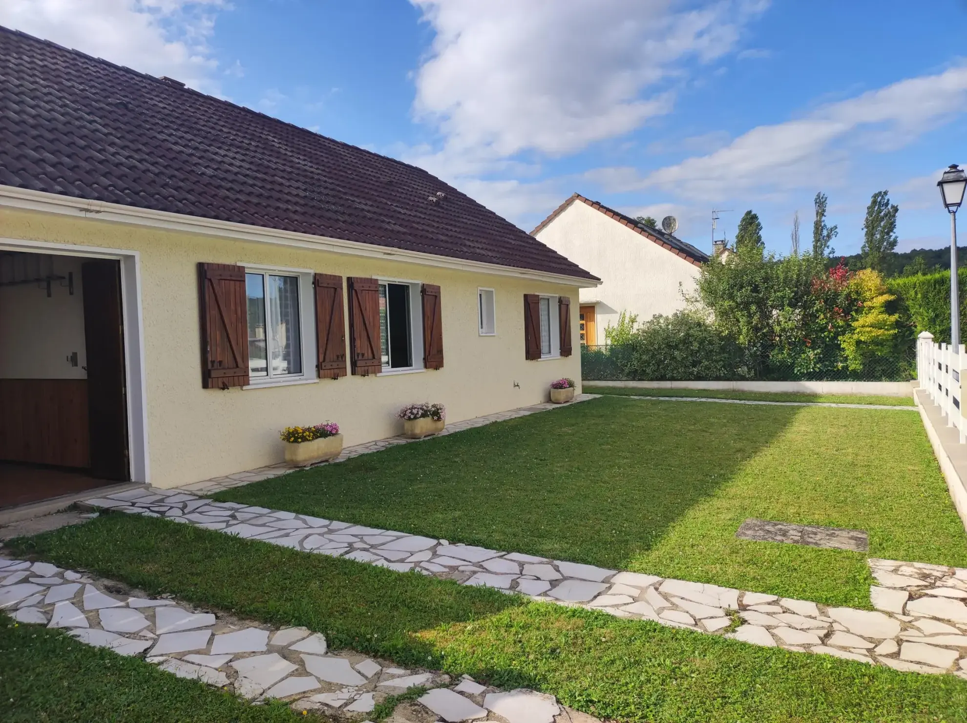 Maison de plain-pied à Sainte-Mesme avec terrain clos et garage 