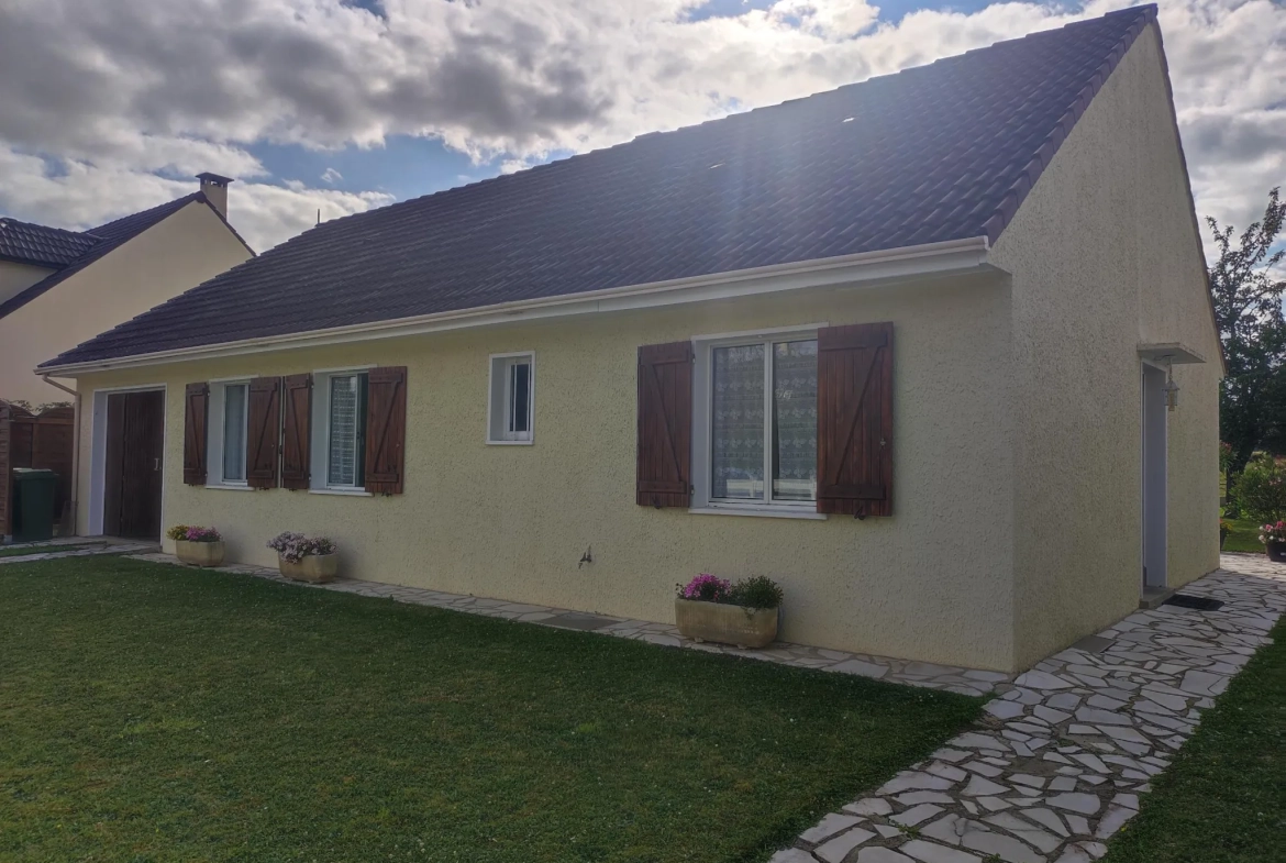 Maison de plain-pied à Sainte-Mesme avec terrain clos et garage 