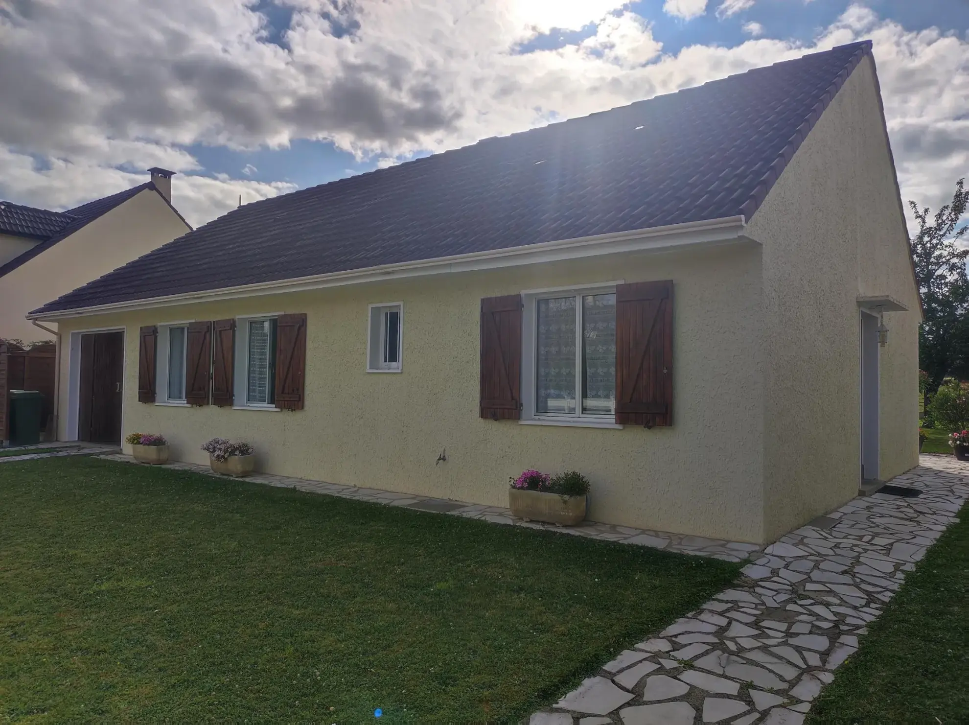 Maison de plain-pied à Sainte-Mesme avec terrain clos et garage 