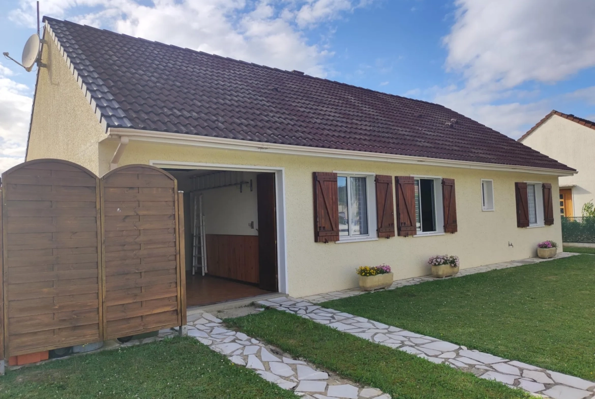 Maison de plain-pied à Sainte-Mesme avec terrain clos et garage 