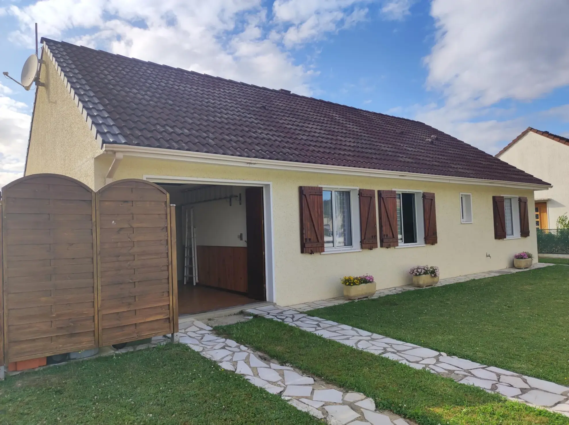 Maison de plain-pied à Sainte-Mesme avec terrain clos et garage 