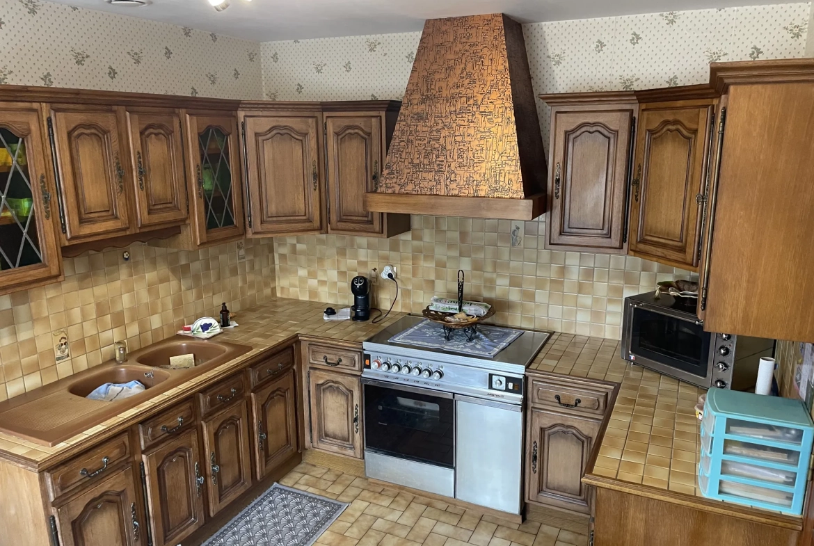 Maison de plain-pied à Luche Pringe de 112 m² avec garage et dépendances 