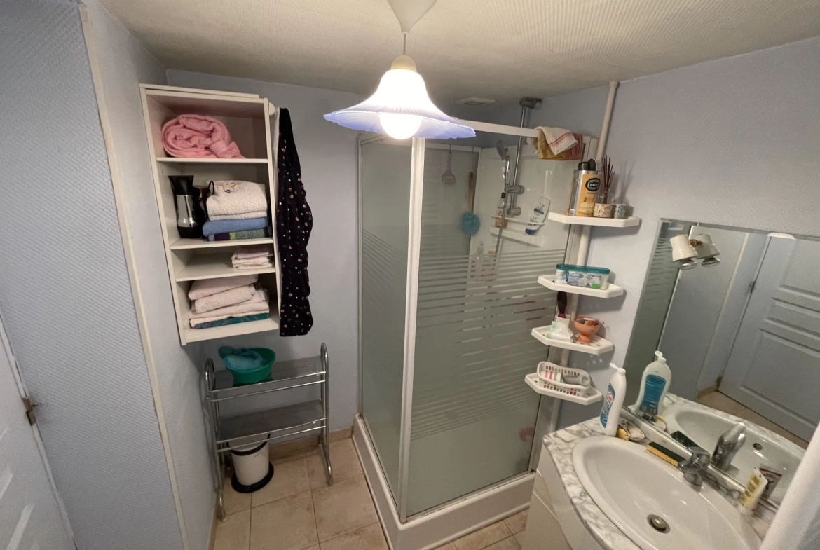 Maison de plain-pied à Luche Pringe de 112 m² avec garage et dépendances 