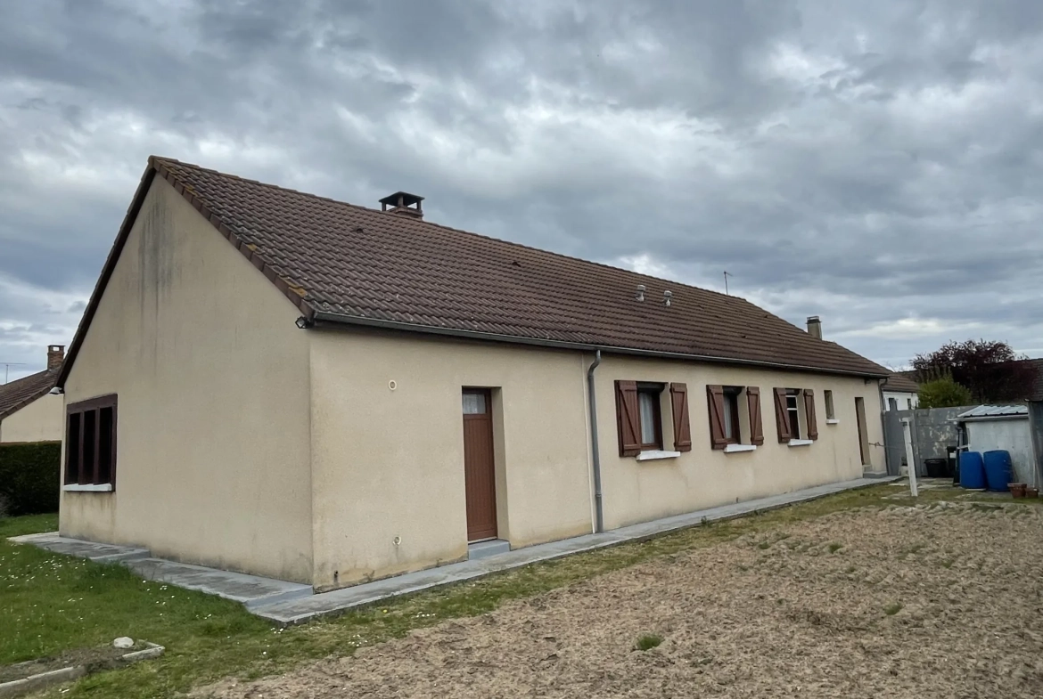 Maison de plain-pied à Luche Pringe de 112 m² avec garage et dépendances 