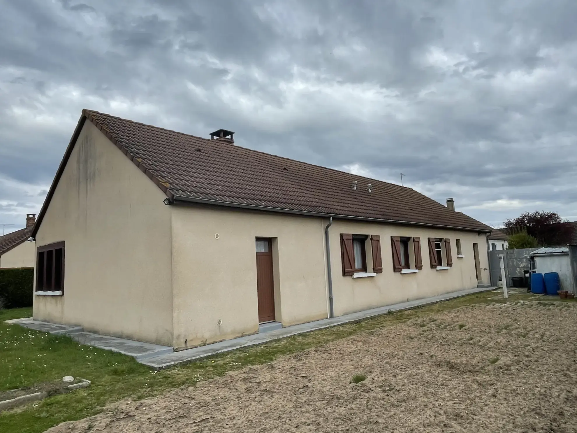 Maison de plain-pied à Luche Pringe de 112 m² avec garage et dépendances 