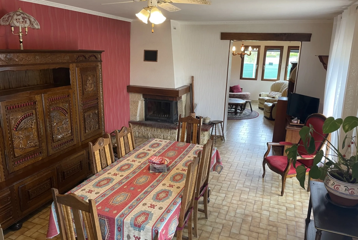 Maison de plain-pied à Luche Pringe de 112 m² avec garage et dépendances 